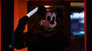 Mickey aparece perseguindo pessoas no trailer lançado no dia em que o personagem entra em domínio público