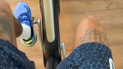Neymar publicou imagens fazendo exercícios em academia