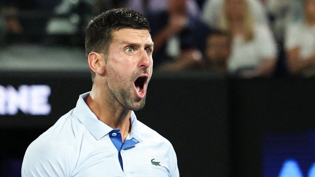 Novak Djokovic avança no Australian Open e busca 11º título no torneio