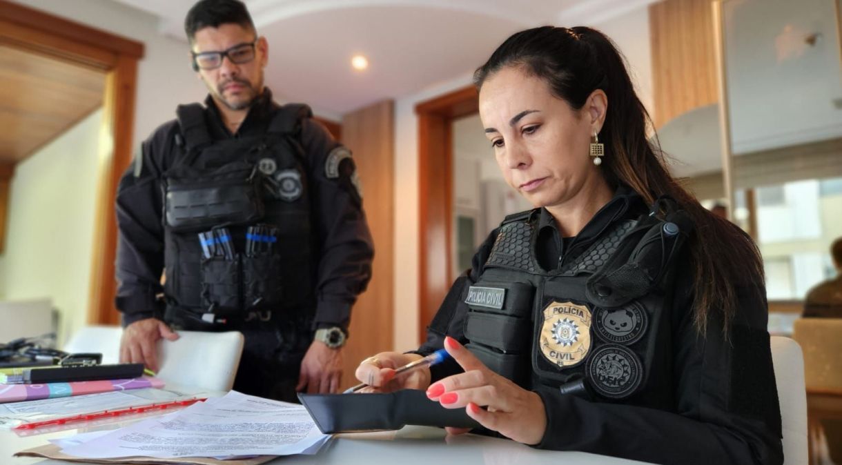 Polícia civil deflagra operação contra fraude em licitação para compra de livros didáticos em Porto Alegre
