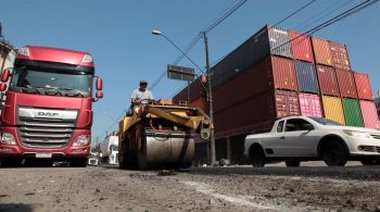 Motoristas reclamam de crateras causadas pela chuva no asfalto da zona portuária