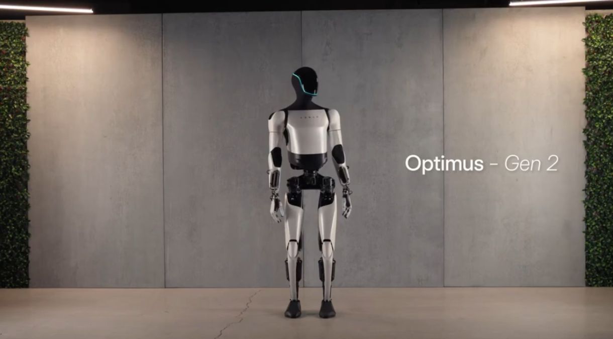 Elon Musk publicou um novo vídeo com imagens do Optimus, robô humanoide da Tesla.