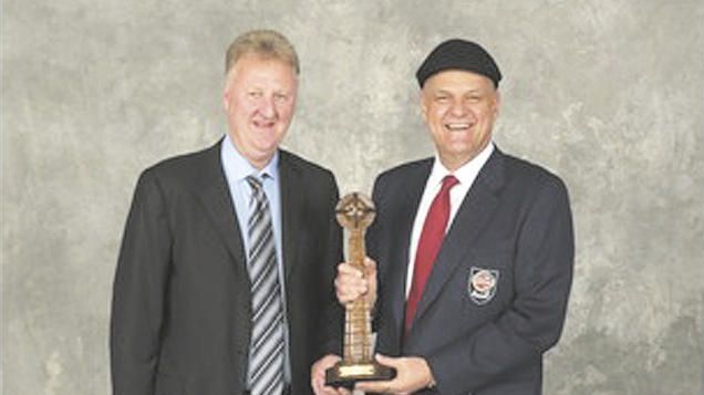 Oscar e Larry Bird com troféu do Hall da Fama do Basquete