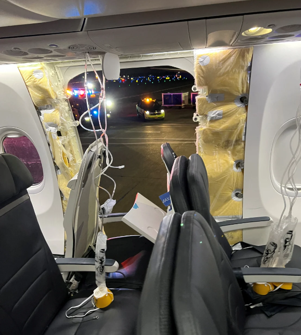 Máscaras de oxigênio penduradas perto de onde parte de um avião Boeing explodiu durante o voo 1282 da Alaska Airlines, que sofreu despressurização logo após a decolagem