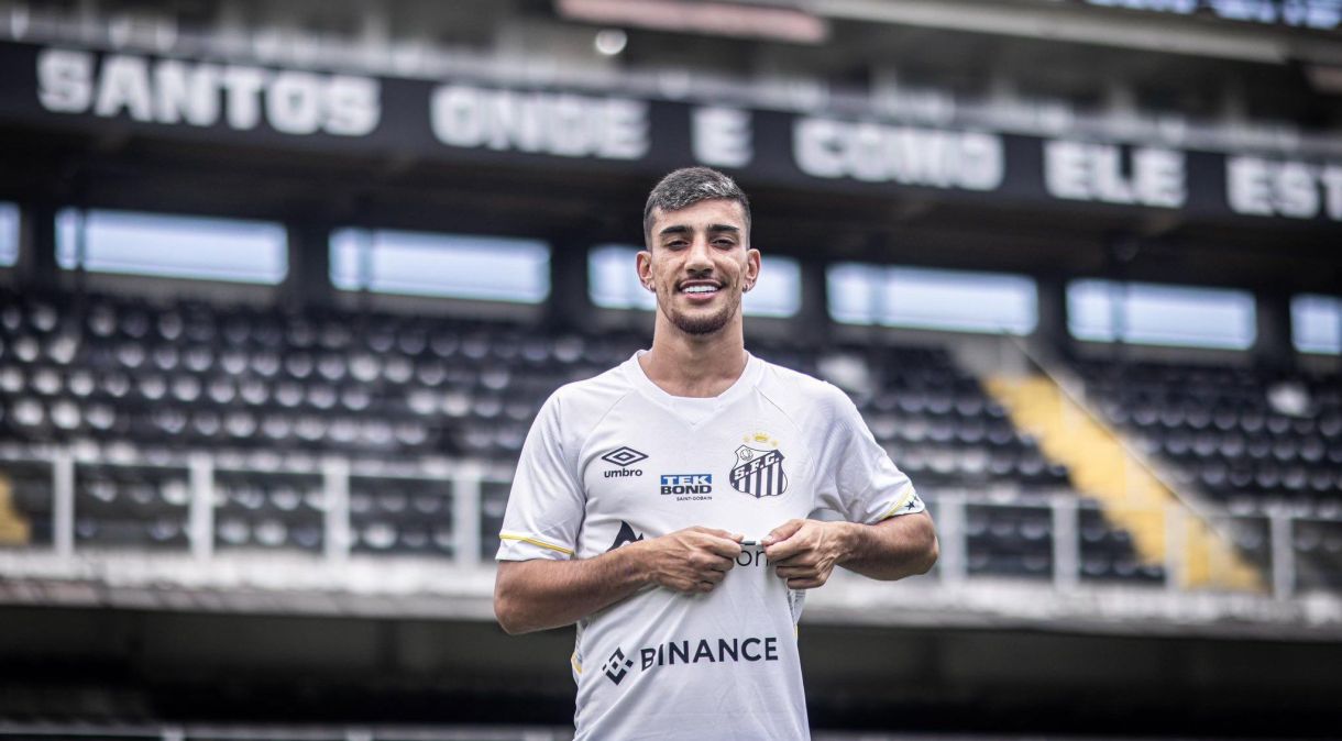 Pedrinho é apresentado pelo Santos