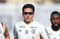 Pedro inicia pré-temporada do Flamengo com óculos escuros; entenda