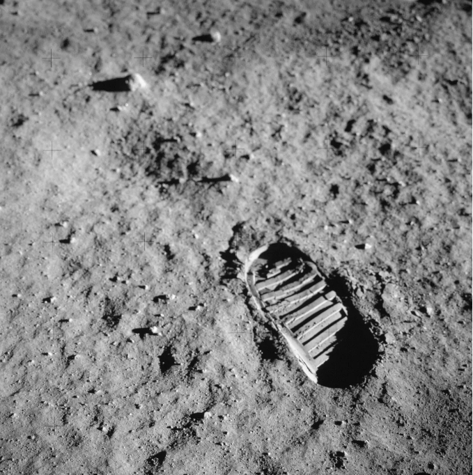 A bota de um astronauta deixou uma marca na Lua durante a missão Apollo 11.