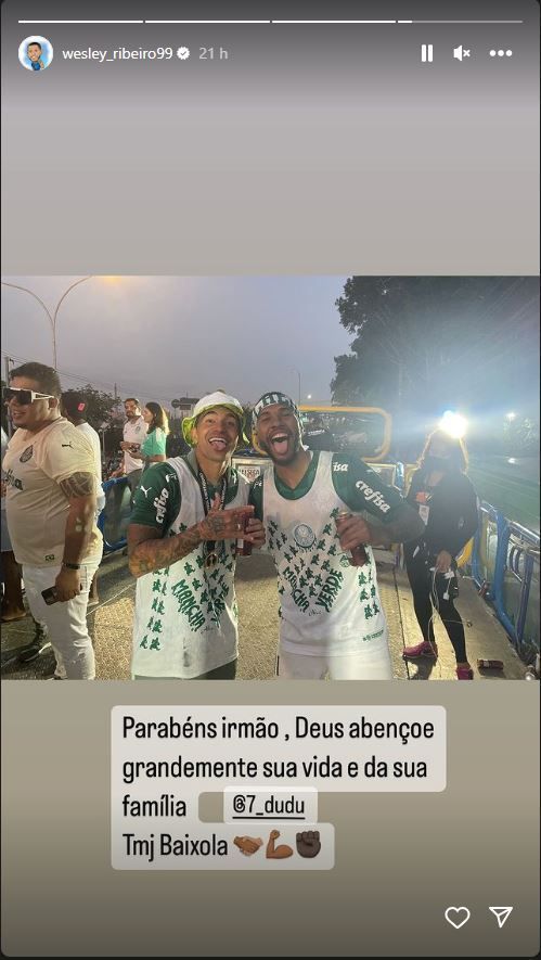 Wesley publica foto com camisa de organizada do Palmeiras ao lado de Dudu