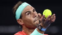 Nadal desperdiça chances, sente dores e é eliminado por Thompson em Brisbane