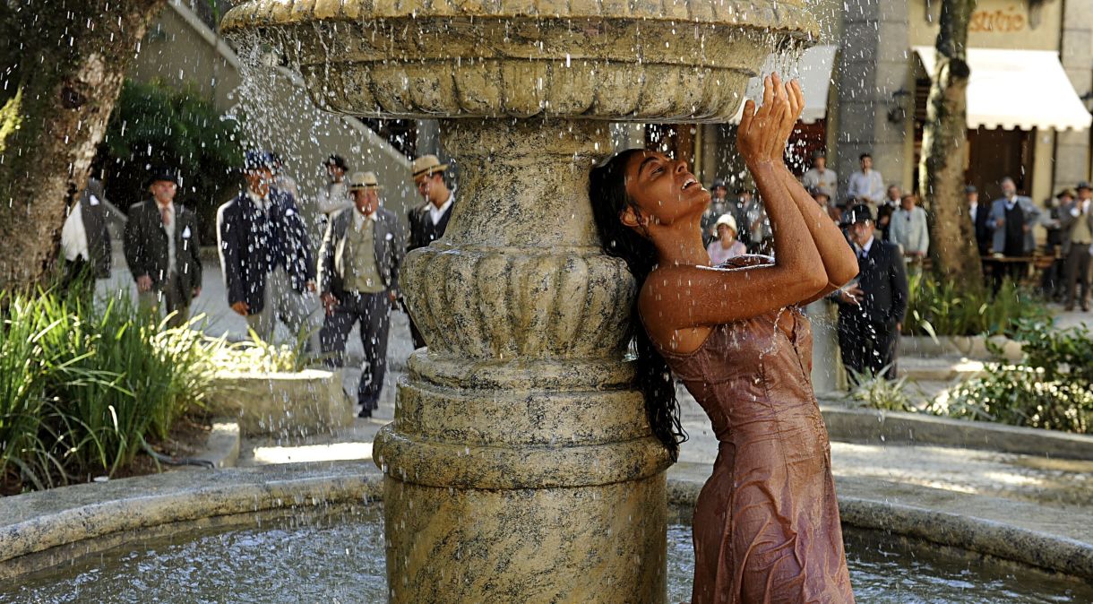Gabriela (Juliana Paes) se banhando na fonte da praça no remake de Gabriela