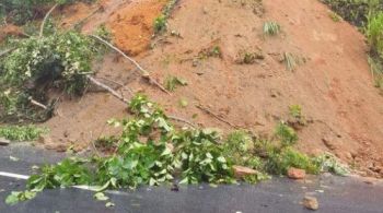 Rodovias foram bloqueadas por conta de desmoronamentos de terra causados pelas chuvas