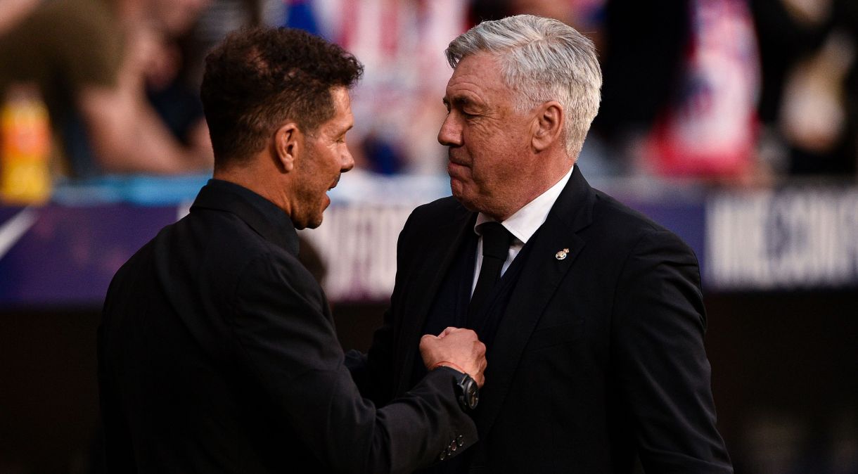 Ancelotti e Simeone se cumprimentam antes de clássico entre Real Madrid e Atlético