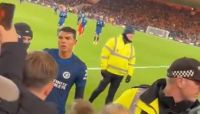 Thiago Silva bate boca com torcedores do Chelsea; assista