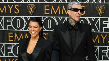 Kourtney Kardashian e o músico Travis Barker protagonizaram um beijão ao chegarem na cerimônia 