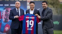 Um dia após estreia, Vitor Roque é apresentado pelo Barcelona; veja imagens