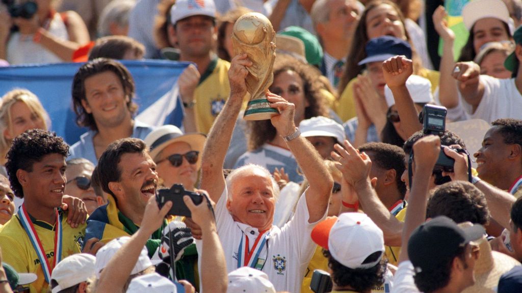 Zagallo com a taça da Copa do Mundo de 1994