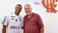 Zico recepciona De La Cruz em chegada ao CT do Flamengo; veja