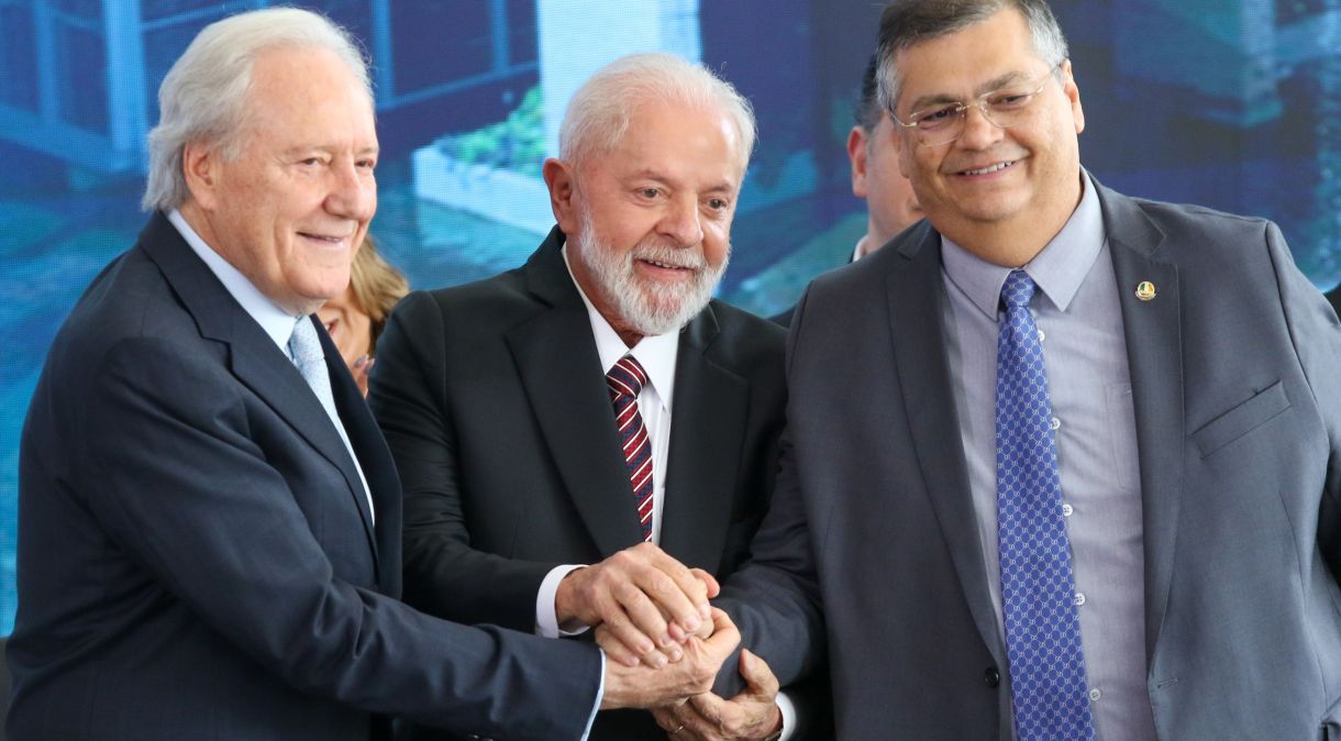 Lewandowski, a convite de Lula, assumiu o lugar de Dino no comando do Ministério da Justiça