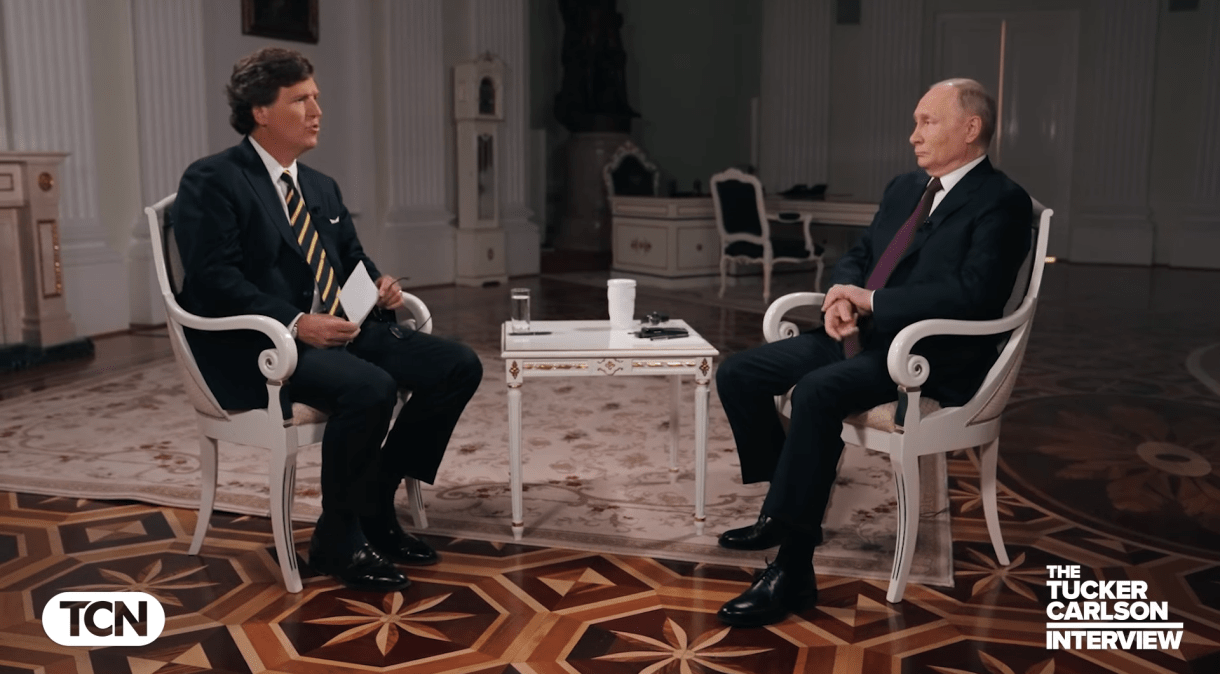 Apresentador americano Tucker Carlson em entrevista com o presidente russo Vladimir Putin, gravada no Kremlin, em Moscou.