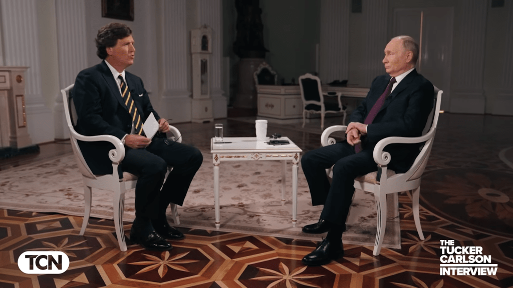 Apresentador americano Tucker Carlson em entrevista com o presidente russo Vladimir Putin, gravada no Kremlin, em Moscou.