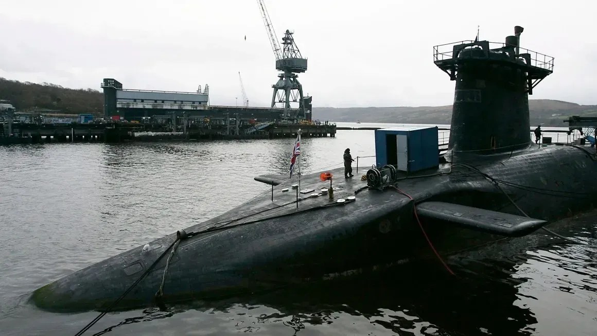 Submarino com armas nucleares HMS Vanguard retratado em uma base naval do Reino Unido perto de Glasgow, Escócia, em dezembro de 2006.