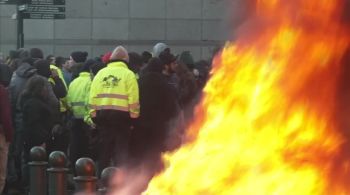 Manifestantes jogaram ovos e pedras no prédio do Parlamento Europeu