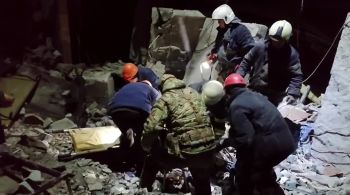 Equipes de emergência trabalharam durante a noite em busca de sobreviventes nos escombros