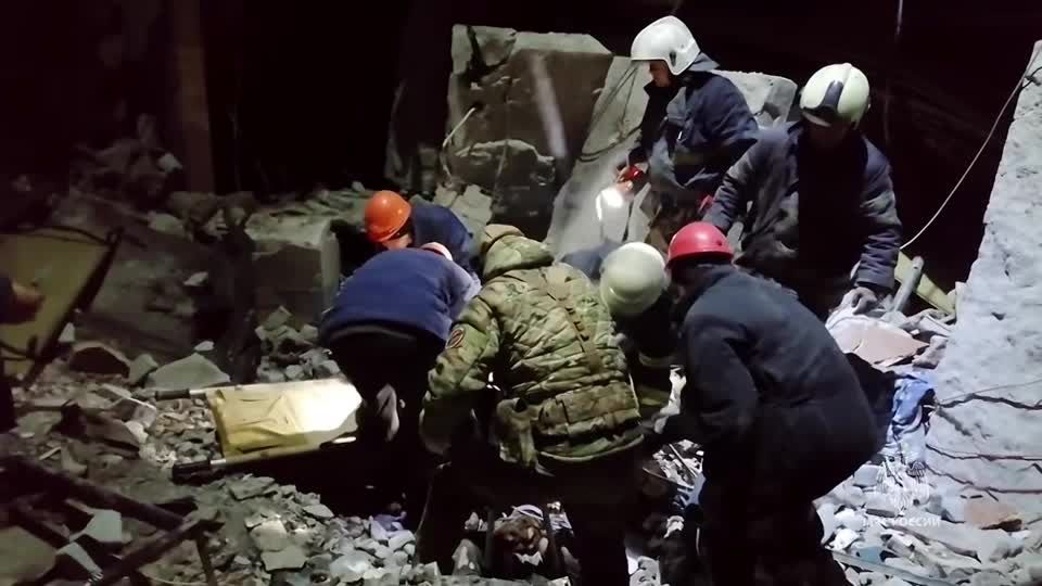 Serviços de emergência da Rússia nos escombros de padaria destruída na cidade de Lysychansk