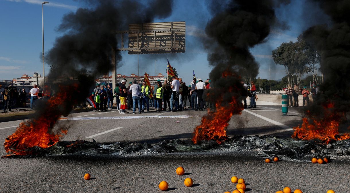 Agricultores espanhóis bloqueiam acesso ao porto de Castellón em protesto contra altos custos, burocracia e competição de países de fora da UE