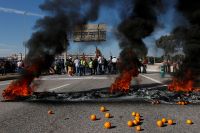 Agricultores espanhóis bloqueiam estradas pelo 2º dia contra políticas da UE