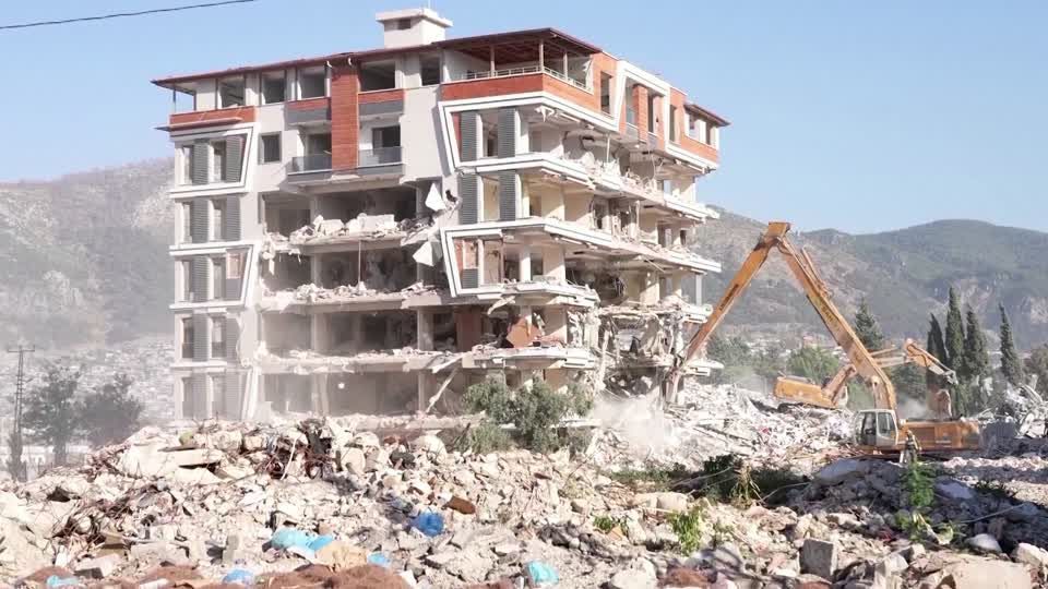 Edifício danificado após terremoto em Hatay, na Turquia