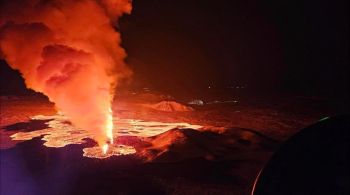 Autoridades islandesas começaram a construir diques para tentar ajudar a desviar os fluxos de lava