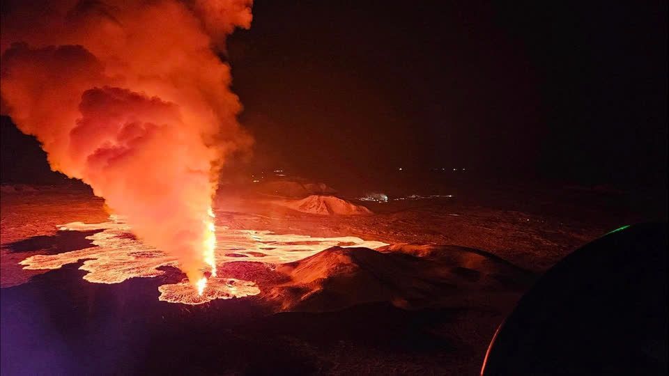 Fotos mostram vulcão da Islândia em erupção novamente