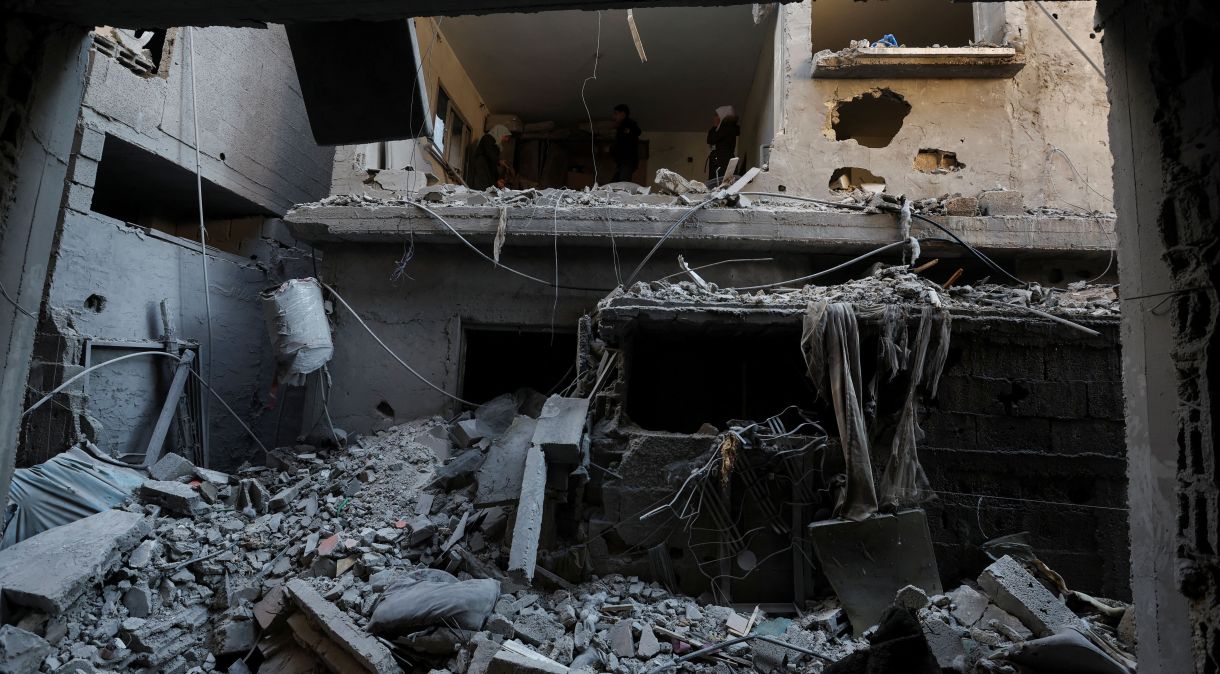 Destroços após ataque israelense em Rafah08/02/2024REUTERS/Ibraheem Abu Mustafa