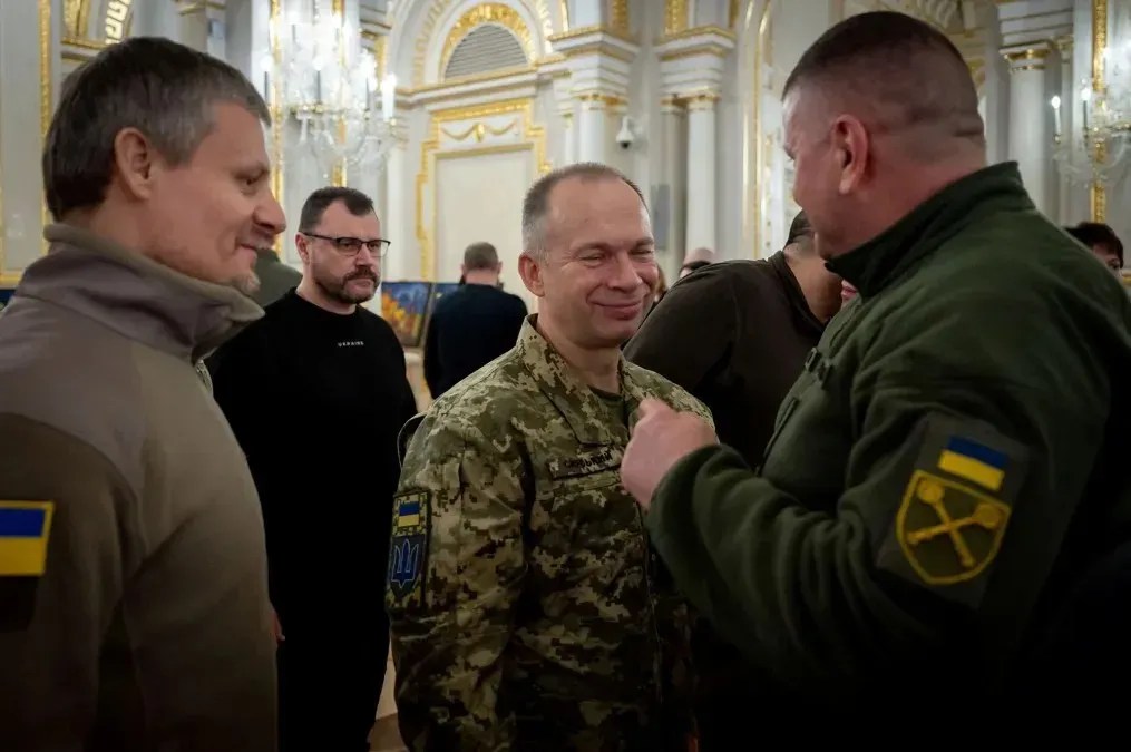 O Comandante-em-Chefe das Forças Armadas Ucranianas, Coronel General Oleksandr Syrskyi, fala com seu antecessor Valerie Zaluzhnyi após premiá-lo com a Estrela de Ouro do Herói da Ucrânia. 