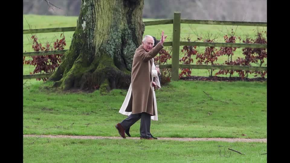 Rei Charles III caminha ao lado da Rainha Camilla até igreja de Sandringham, Inglaterra