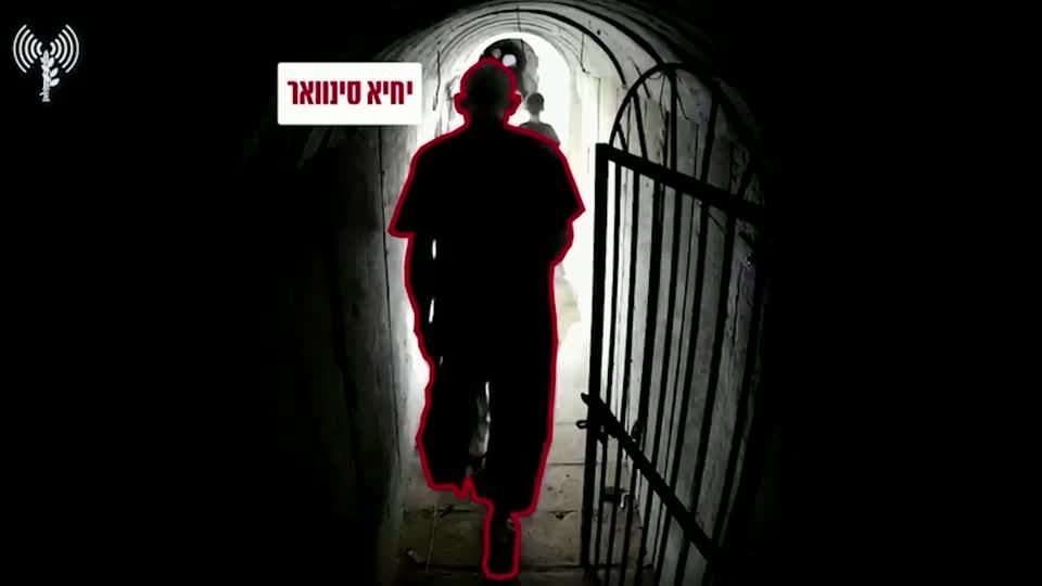 Suposta silhueta de Yahya Sinwar, líder do Hamas, andando em túnel na Faixa de Gaza, segundo o Exército de Israel