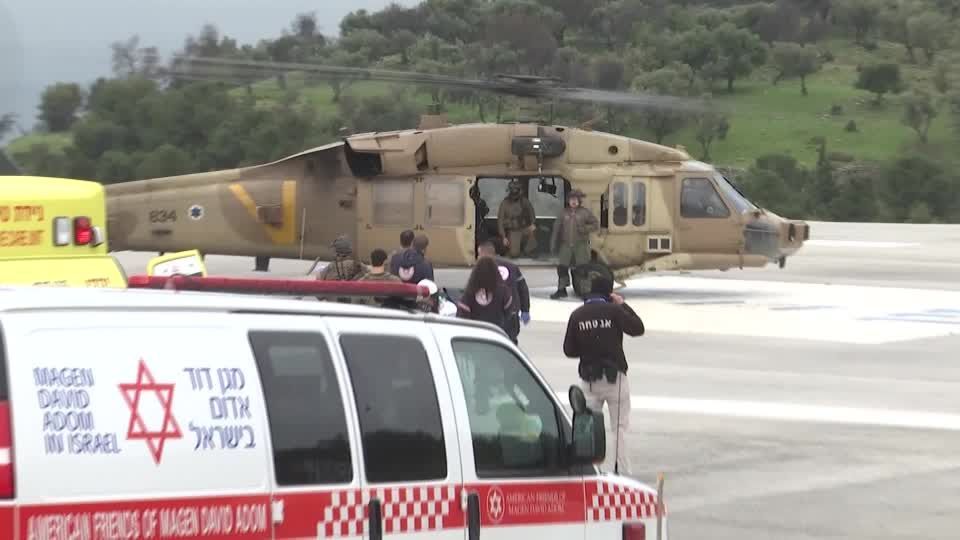 Atendimento a feridos após disparo de foguetes do Líbano contra norte de Israel