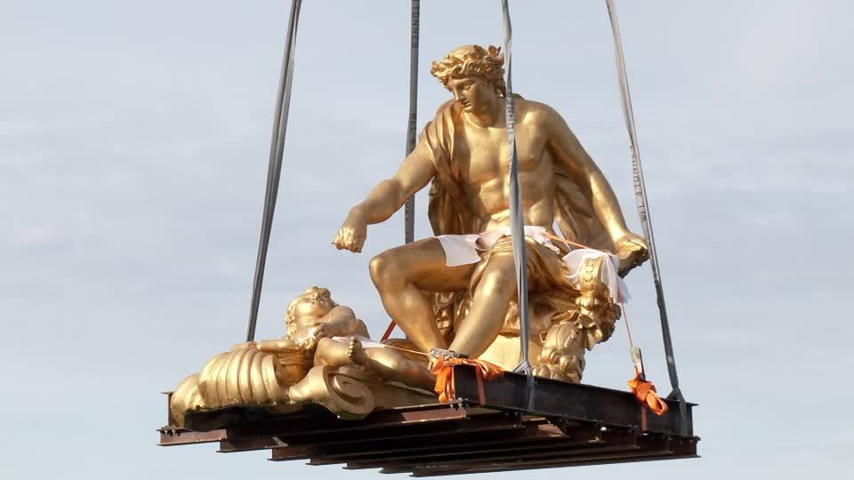 Estátua restaurada de Apolo retorna ao jardim de Versalhes após mais de um ano