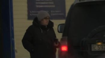 Lyudmila, de 69 anos, enfrentou temperaturas árticas de -30 ºC para visitar a colônia penal onde seu filho morreu