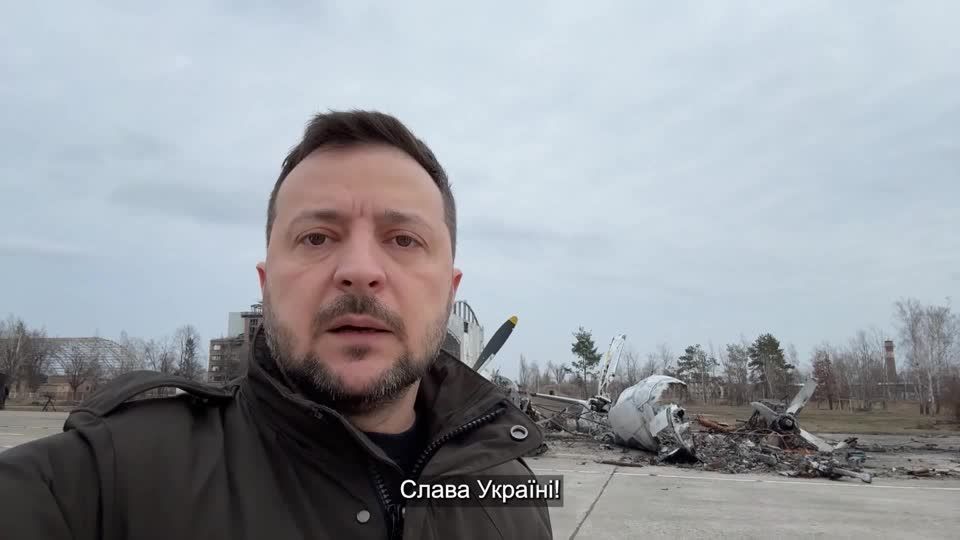 Zelensky fala à população durante aniversário de 2 anos da guerra na Ucrânia, no campo de aviação de Hostomel