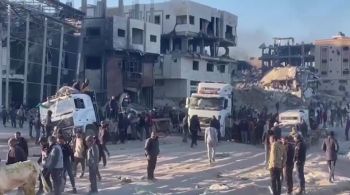Civis aglomeraram-se em torno dos caminhões de ajuda recém-chegados na esperança de conseguir comida, quando tanques e drones israelenses começaram a disparar