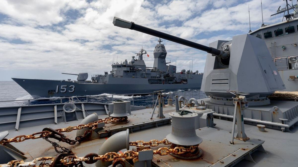 HMAS Stuart, da Marinha Real Australiana, faz abordagem de reabastecimento no mar ao lado do HMAS Warramunga, na costa da Austrália Ocidental