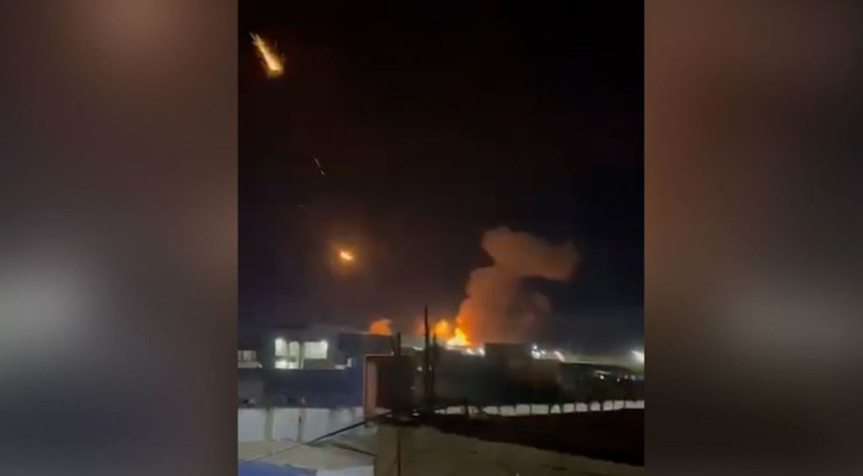 Captura de tela de um vídeo, geolocalizado pela CNN na cidade de Qaim, no Iraque, mostra as consequências dos ataques dos EUA na área, de acordo com os militares iraquianos
