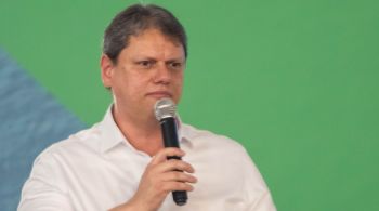 Durante cerimônia comemorativa das obras do túnel Santos-Guarujá, apoiador de Lula gritou “Volta para o PT, Tarcísio”, arrancando gargalhadas da plateia, inclusive do governador