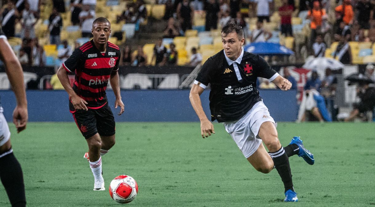 Vasco e Flamengo em campo pelo Campeonato Carioca