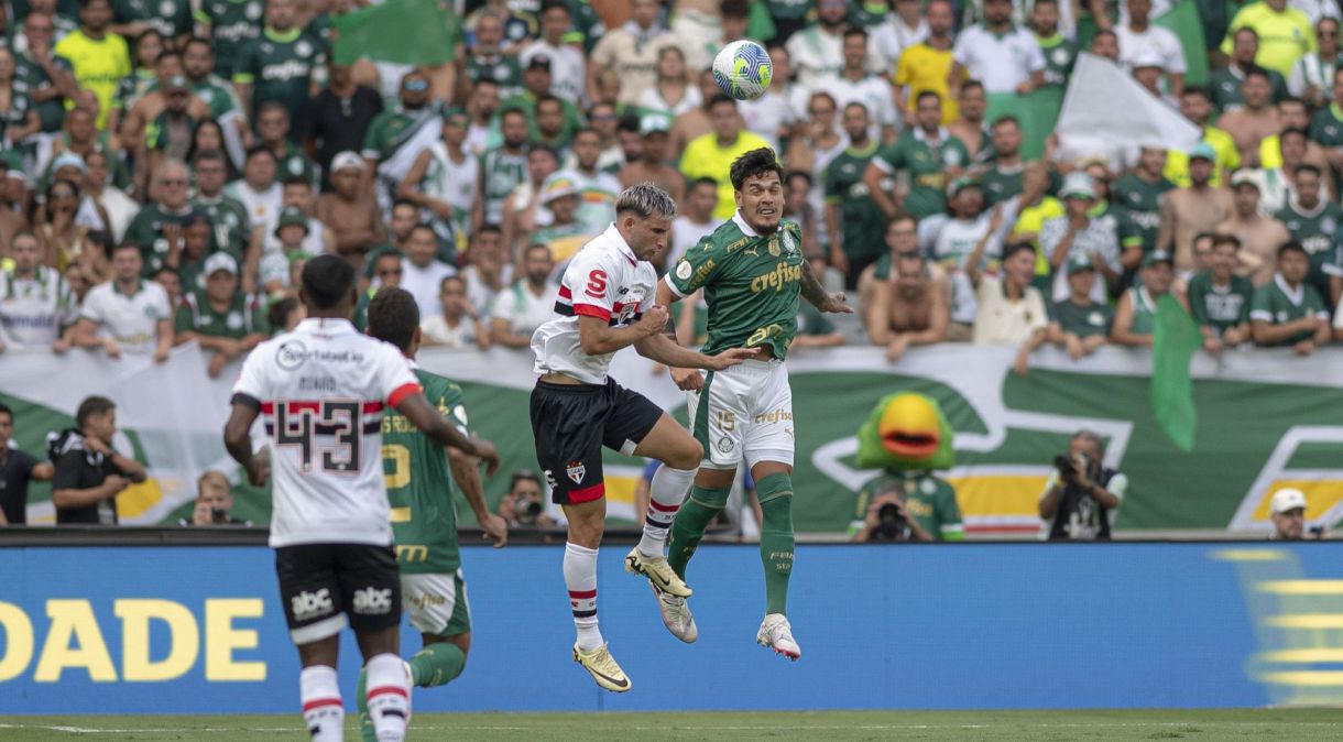 Calleri e Gustavo Gómez disputam bola na Supercopa do Brasil de 2024