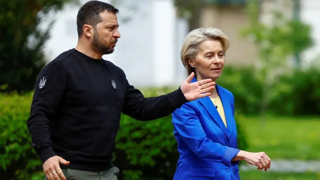 O presidente da Ucrânia, Volodymyr Zelensky, caminha com a presidente da Comissão Europeia, Ursula von der Leyen, para uma conferência de imprensa conjunta em Kiev