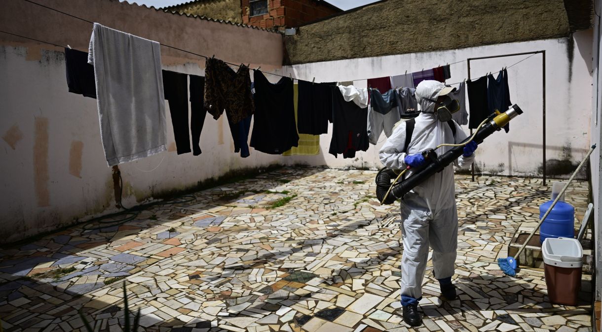 Agente de saúde faz operação contra focos do mosquito Aedes aegypti, transmissor da dengue