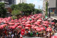 Foliões aproveitam último dia de pós-Carnaval em SP neste domingo (18)